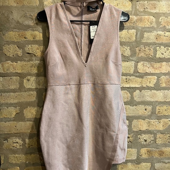 Stunning Dusty Mauve Deep V Bandage Dress - Akira (Size Large) - NWT, Minor Flaw - Picture 1 of 6